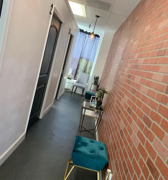 https://cdn.salonspotlight.com/photos/sGS2uT2y06CFUs0rpbew/044648f7-43ba-410b-9360-bc6ba5882753_720x720