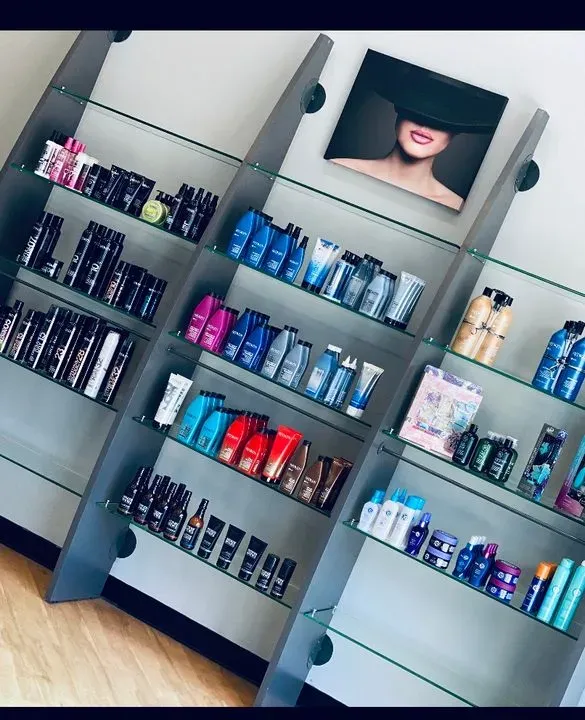 https://cdn.salonspotlight.com/photos/sH4N2WVDtMBPSFCPMJyh/a6fb0e33-11ed-4419-bcf0-9c17d65f944e_720x720