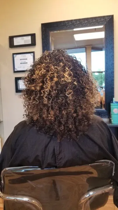 https://cdn.salonspotlight.com/photos/sL05ehRoTYiX8gKMYZJ1/9def14d3-831e-49ab-9ad5-ce47f9dae4d3_720x720