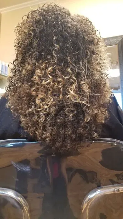 https://cdn.salonspotlight.com/photos/sL05ehRoTYiX8gKMYZJ1/eb62a7b7-fa3d-4aa3-b1d5-0a7486b38aa2_720x720