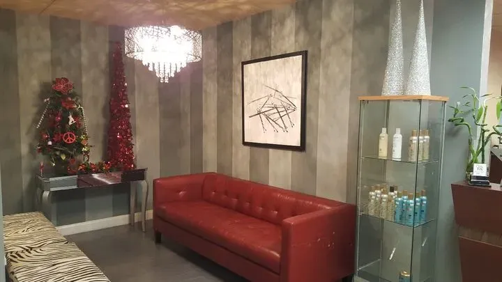 https://cdn.salonspotlight.com/photos/sOvR8cubcivFTqjNdtIk/5f3edb1a-f67e-4aa1-b7b3-f450e73edf6f_720x720