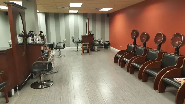 https://cdn.salonspotlight.com/photos/sOvR8cubcivFTqjNdtIk/8a822b86-e2f5-4e30-81dc-c7bafb8d1c78_720x720