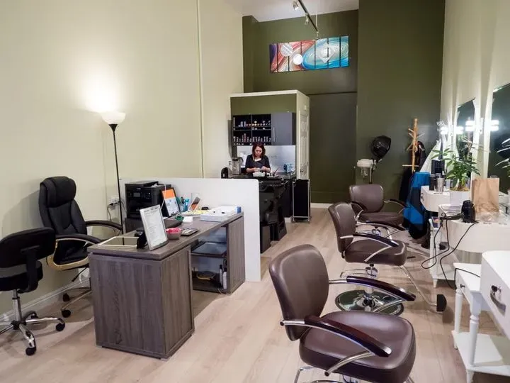 https://cdn.salonspotlight.com/photos/sQMPUEpJ0MD1ccVyTjHl/eda9b2d0-274c-4a6d-b872-c4c31547e33b_720x720
