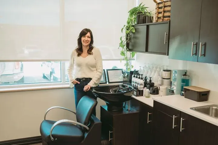 https://cdn.salonspotlight.com/photos/sQnRoL7FXXPpwNYaiYqd/5f14c85e-c600-4d26-884b-fb8cd98d5f90_720x720
