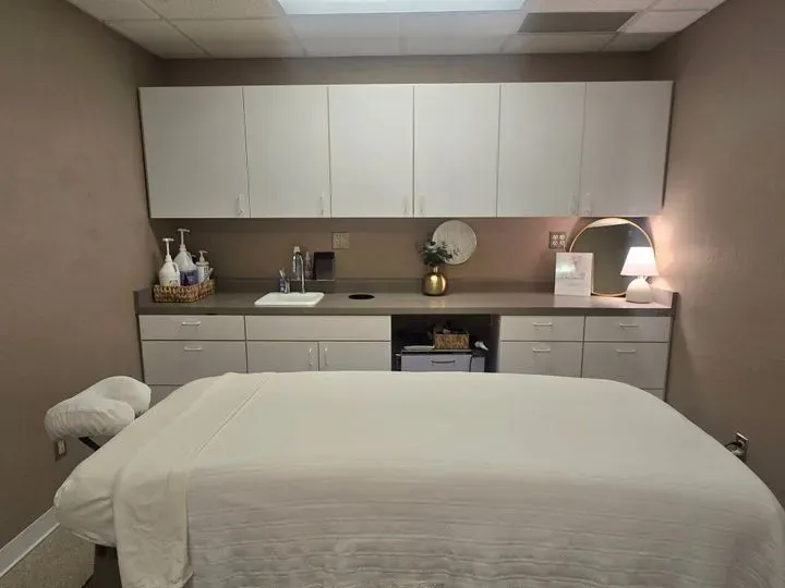 https://cdn.salonspotlight.com/photos/sVo56e9gLownUDq2GOhl/5f590106-90d5-44ed-9ed5-e2488a0bc089_720x720