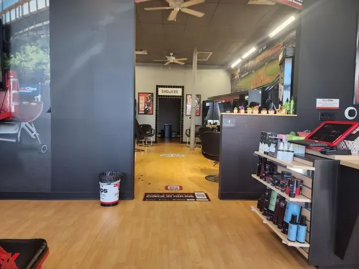 https://cdn.salonspotlight.com/photos/sW2HJH3wbkjOsolyBhLD/5ea8aa3e-7a4a-4c5d-a4f0-7d2ade3112f6_720x720