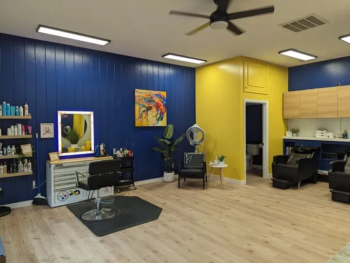 https://cdn.salonspotlight.com/photos/sdB9elqq43khNyL9f5RF/d048acf2-1314-4f89-aaf3-de8f81322e92_720x720