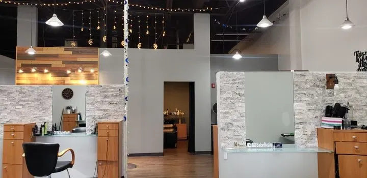 https://cdn.salonspotlight.com/photos/seGFlQLvewTXJL2RyAfZ/008c6b3c-ce7c-4a68-87c9-3644962caf86_720x720