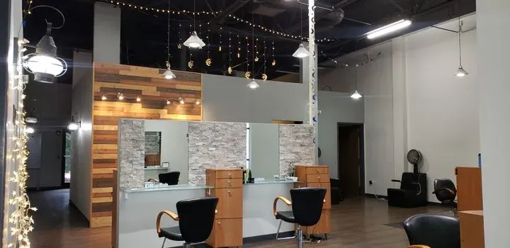 https://cdn.salonspotlight.com/photos/seGFlQLvewTXJL2RyAfZ/8f02c438-e463-4a2e-832f-45692cede03d_720x720