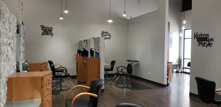 https://cdn.salonspotlight.com/photos/seGFlQLvewTXJL2RyAfZ/b71cec97-a5a0-4bd2-8a15-e1e15f05731c_720x720