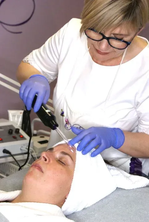 https://cdn.salonspotlight.com/photos/seeSMsJNSxhbI98lE4Bk/8eeaaf18-db3c-4229-b367-a8ae0d28f963_720x720