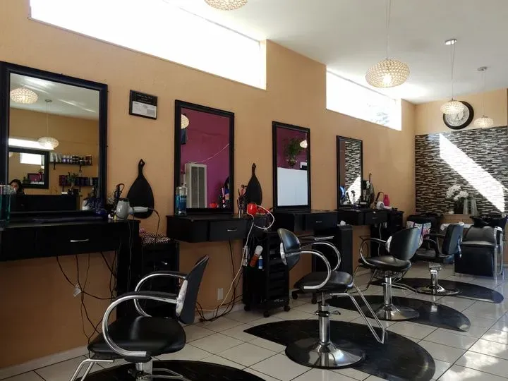 https://cdn.salonspotlight.com/photos/sjMxenOYQgL7ToJSiCCa/fa7e1950-a0b6-437c-8fb2-84b2f16aab7d_720x720