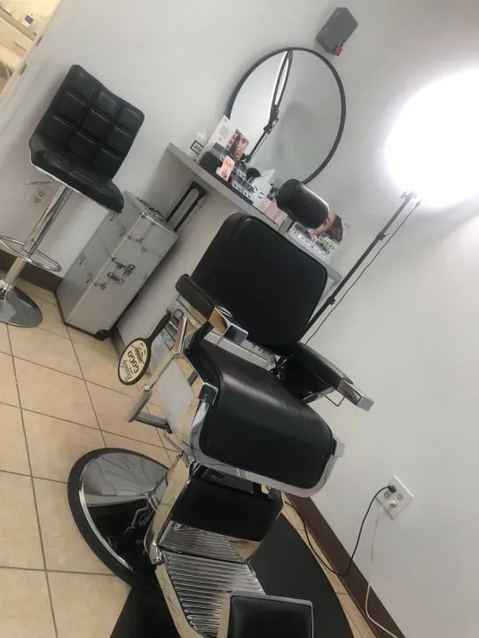https://cdn.salonspotlight.com/photos/sjZoesEZR2RaVxGEnnmN/00b1ed87-7d4d-4488-b5cd-074e48bad0e3_720x720