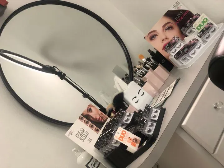 https://cdn.salonspotlight.com/photos/sjZoesEZR2RaVxGEnnmN/a97995e0-ba2d-47f6-842c-62960f0a7d46_720x720