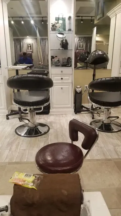 https://cdn.salonspotlight.com/photos/sjh5FwBvRQMXylz4oGHz/f2d9da16-1722-43dc-b877-f5dbb320e1d9_720x720