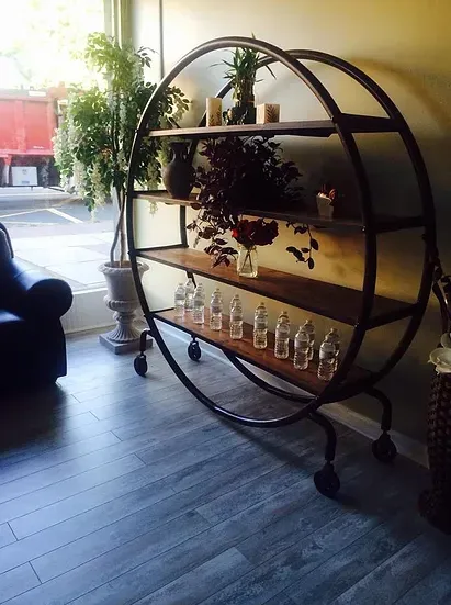 https://cdn.salonspotlight.com/photos/sjh5FwBvRQMXylz4oGHz/fa556d2c-17d6-41d4-a23f-757ff0ed3fbc_720x720