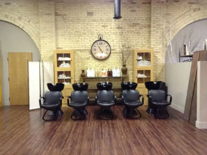 https://cdn.salonspotlight.com/photos/slXmEMdK7p9tXLA9avUx/58b1aa35-e2a7-4863-92a9-0e00ff7c4e53_720x720
