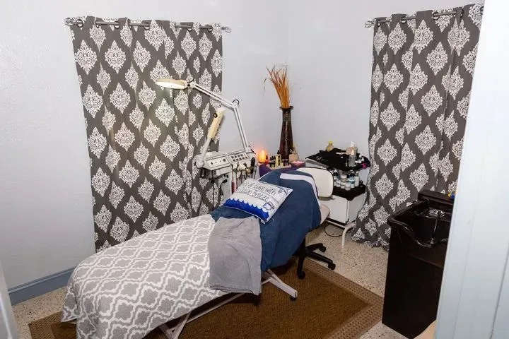https://cdn.salonspotlight.com/photos/sliPRmUlnkFgCa2kFNaa/c7fefcea-afad-43bb-9689-b8e379c379b8_720x720