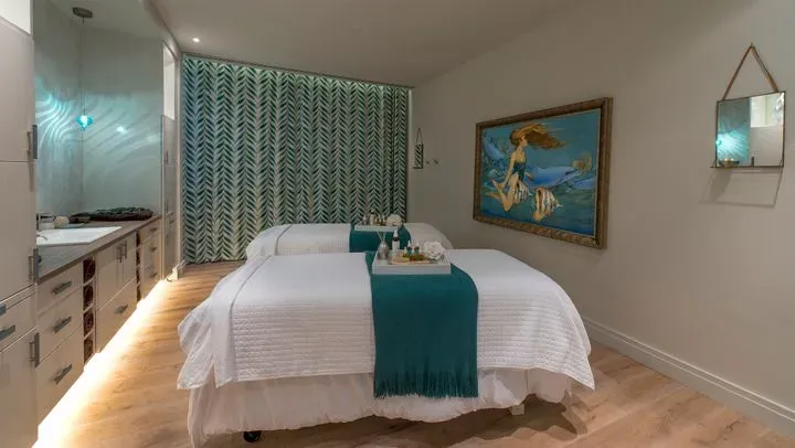 https://cdn.salonspotlight.com/photos/sm0ryRf6LSSBgokt7NOh/f63a9ab2-7603-40f7-9c92-a3b3d5323a77_720x720
