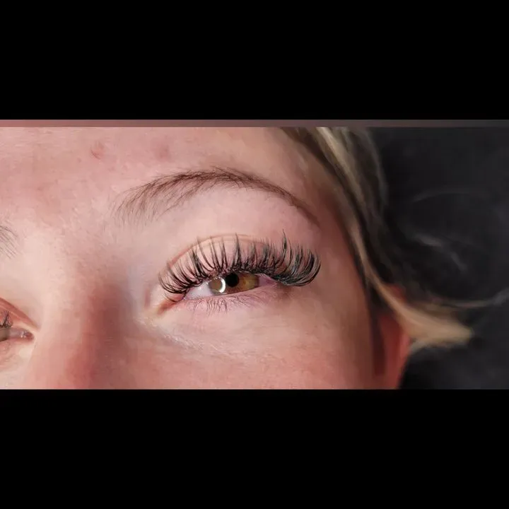 https://cdn.salonspotlight.com/photos/smA6M5dmglZTZkzwbyAa/9b41d182-3431-4316-a521-dbe344d7a76e_720x720