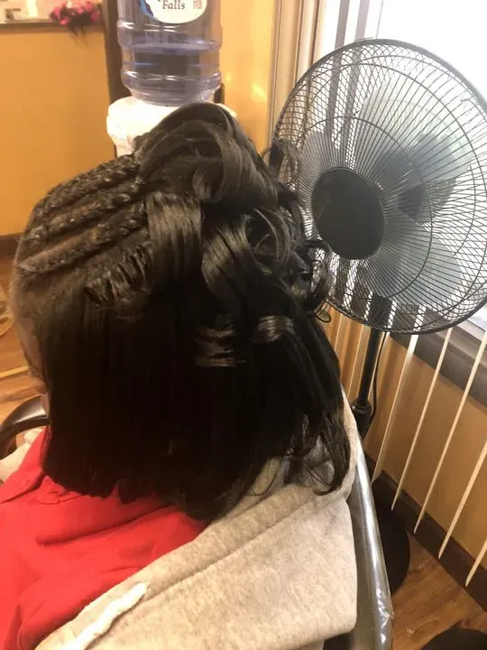 https://cdn.salonspotlight.com/photos/spUPwACXvh4oT5snk5QM/422772c6-4036-499f-958c-f922064c7124_720x720