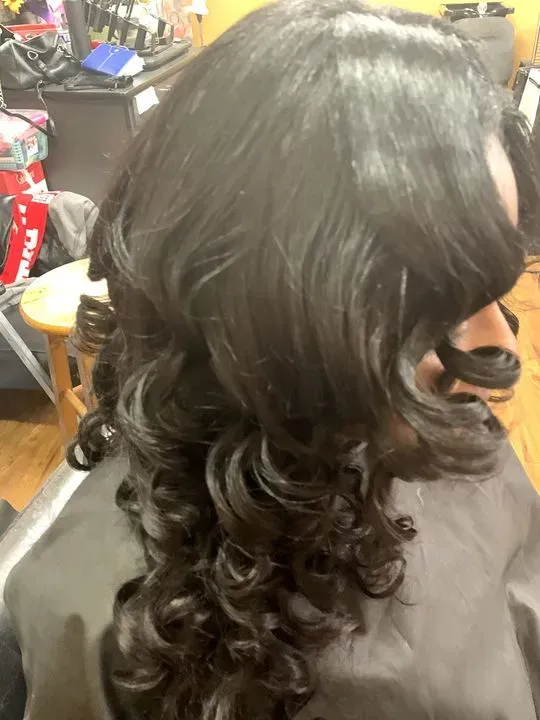 https://cdn.salonspotlight.com/photos/spUPwACXvh4oT5snk5QM/542c03c1-9cac-4f2a-8cd8-af8b4d5e7320_720x720