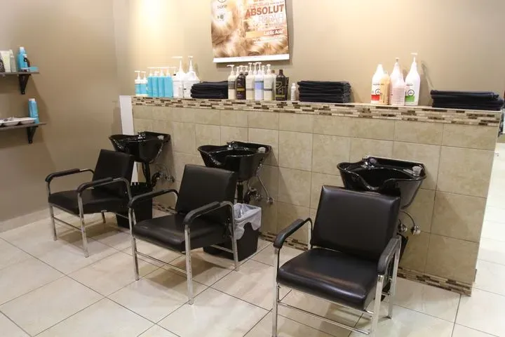 https://cdn.salonspotlight.com/photos/spbFNS2F2yrbwGiakiov/6d82795f-0fd3-4ac4-8b02-a55a91a25c58_720x720
