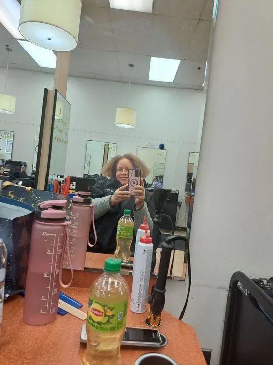 https://cdn.salonspotlight.com/photos/sq77vpaQajTzozrwvYW6/3eb03e3a-b88d-48ea-b217-b46d32208dae_720x720
