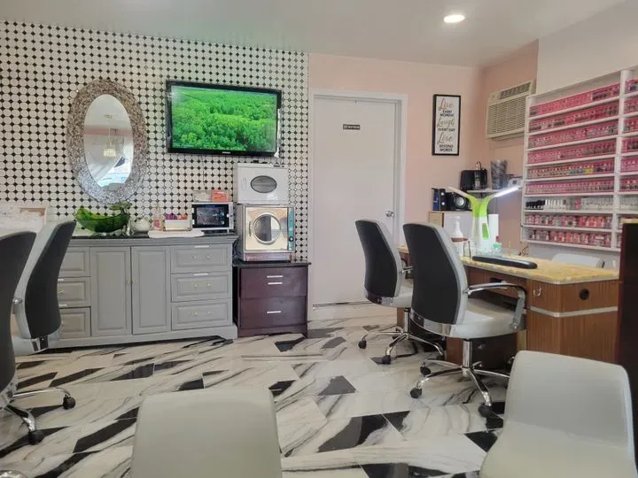 https://cdn.salonspotlight.com/photos/sqDb4628RzhtwqgdTsMN/4c7eeddb-0675-4773-b4a2-7d0b817bded9_720x720