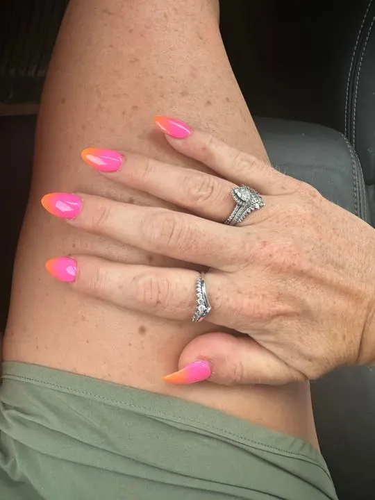 https://cdn.salonspotlight.com/photos/sqDb4628RzhtwqgdTsMN/721461a1-264a-4314-9582-2009fdda5479_720x720