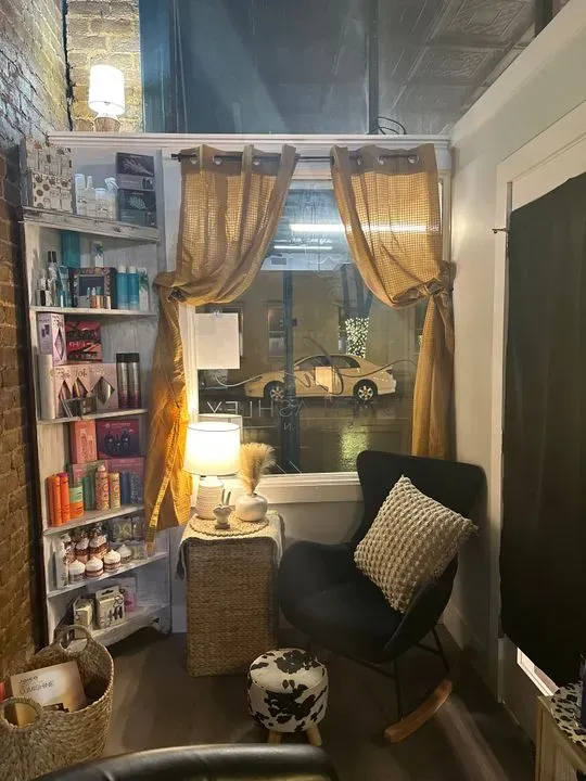 https://cdn.salonspotlight.com/photos/srdvcqVvVQdGdgDkT5TA/195214fe-4524-4466-a823-babbb8aaef83_720x720