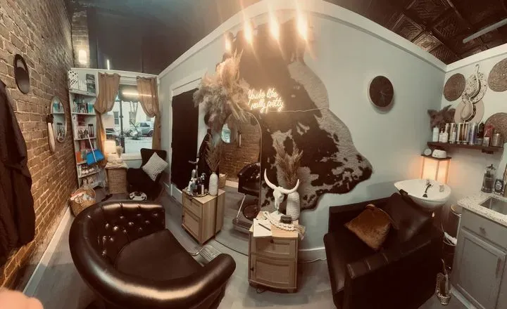 https://cdn.salonspotlight.com/photos/srdvcqVvVQdGdgDkT5TA/54592dfe-8288-4a74-baca-01d48c835f1b_720x720