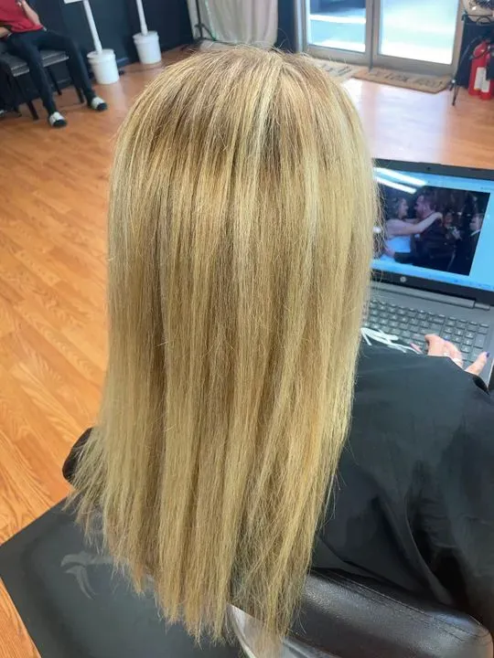 https://cdn.salonspotlight.com/photos/srq7bLNwst8WLTPHB6Zh/f080a174-1e23-4392-b948-6847b52136e5_720x720