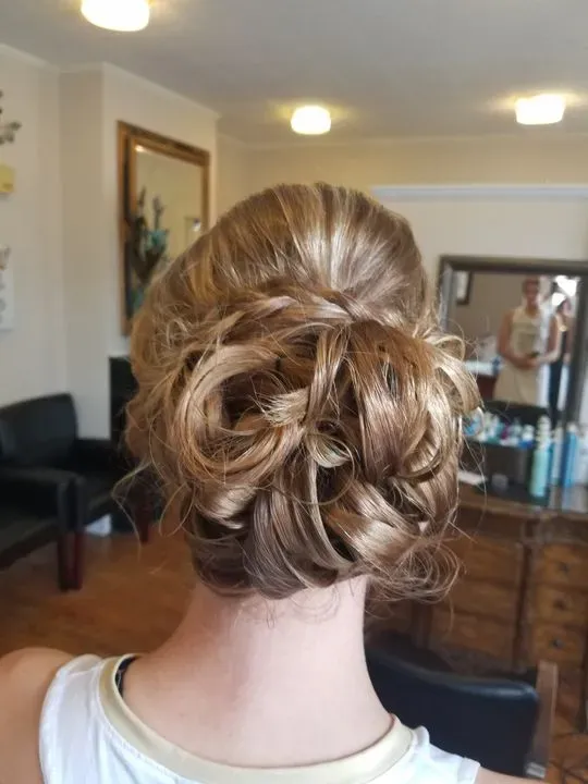 https://cdn.salonspotlight.com/photos/ssKfDAvNszJFmikKBIPW/03620b1b-3345-4f62-a6a5-18ec5d5929be_720x720
