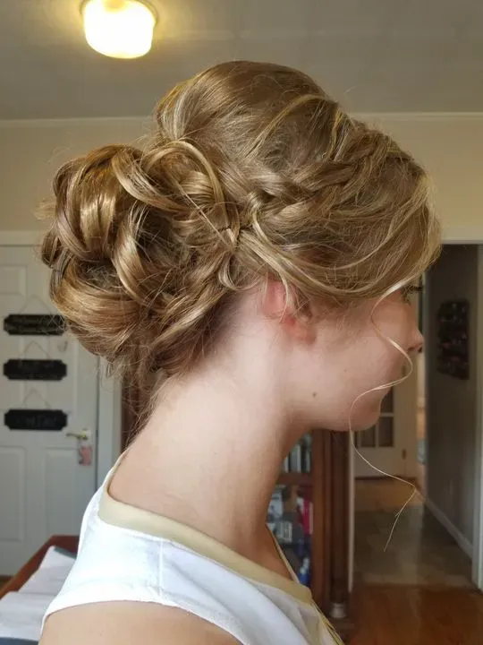 https://cdn.salonspotlight.com/photos/ssKfDAvNszJFmikKBIPW/dfefe820-9317-4bf6-afa5-d344f46ecd2d_720x720