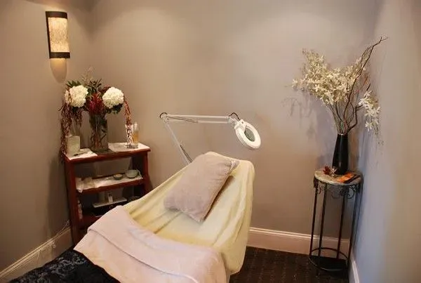 https://cdn.salonspotlight.com/photos/sue3xgtQETKHNc9xazRy/14f1bde7-4599-4df8-8944-a74171562239_720x720