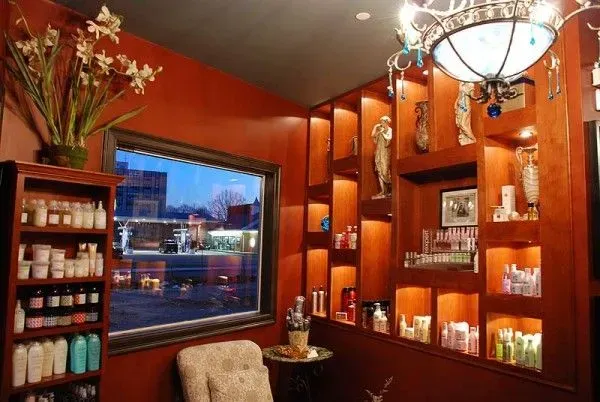 https://cdn.salonspotlight.com/photos/sue3xgtQETKHNc9xazRy/c48fbd6b-cb3b-494c-8e49-026dfb688cd5_720x720