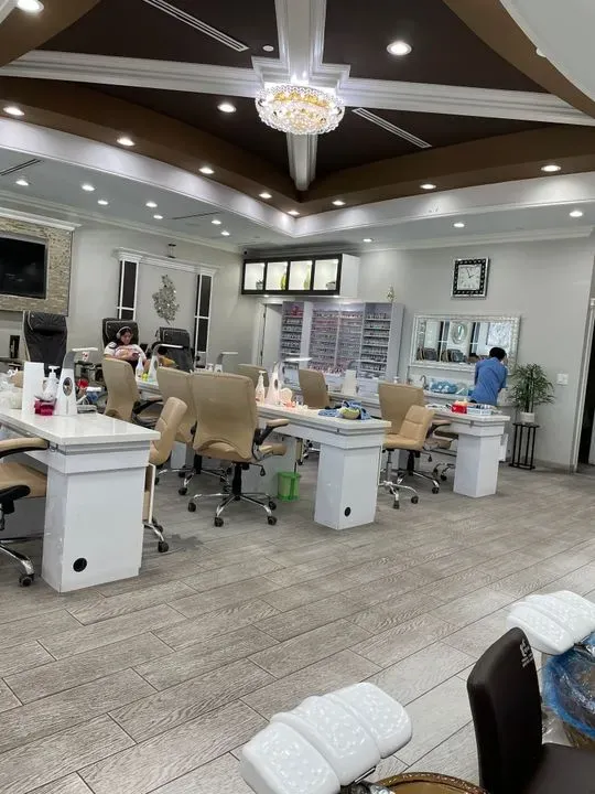 https://cdn.salonspotlight.com/photos/swWvTyKE6H19uI2gVw71/a3b2afa3-b8c0-4611-b1c7-cefc6dcd8a7e_720x720
