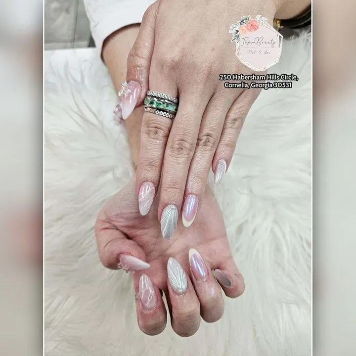 https://cdn.salonspotlight.com/photos/sx6xagxFGfoPuNXwTODB/a9ba97bf-4681-430f-a052-11c4ef48eb30_720x720