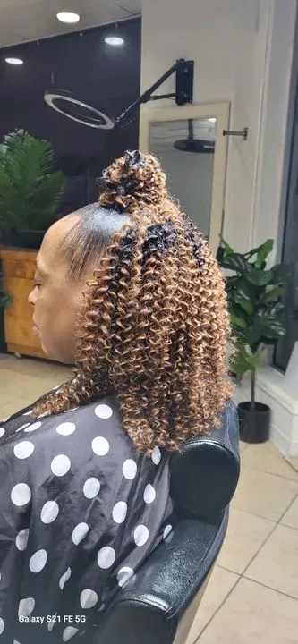 https://cdn.salonspotlight.com/photos/symCc4FtgWz45O4sAP4p/7e6c3565-3e3e-44d9-9f5a-a4be83a242d0_720x720