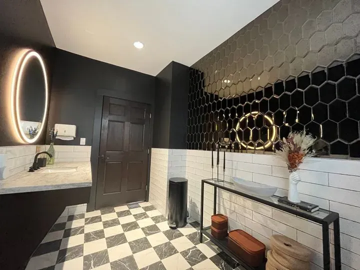 https://cdn.salonspotlight.com/photos/sz9b0ZH4RHHq9OJeaAtU/476f7b77-a8ef-4489-bf3c-92e8d4ff38b7_720x720