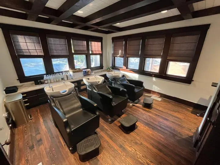 https://cdn.salonspotlight.com/photos/sz9b0ZH4RHHq9OJeaAtU/f9221123-3ded-4227-adc7-7f204325b824_720x720