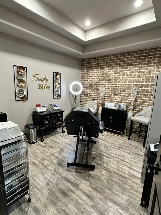 https://cdn.salonspotlight.com/photos/szzBnBgVF8CkbPqDnfXN/85ade5d5-9d25-4e5f-ac1f-74daca91e4d6_720x720