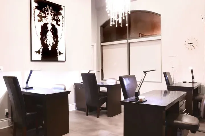 https://cdn.salonspotlight.com/photos/t1s8KAQjCWaHOtCF80WI/6c3109cf-cac0-435d-9d9f-2e7b742dafd4_720x720