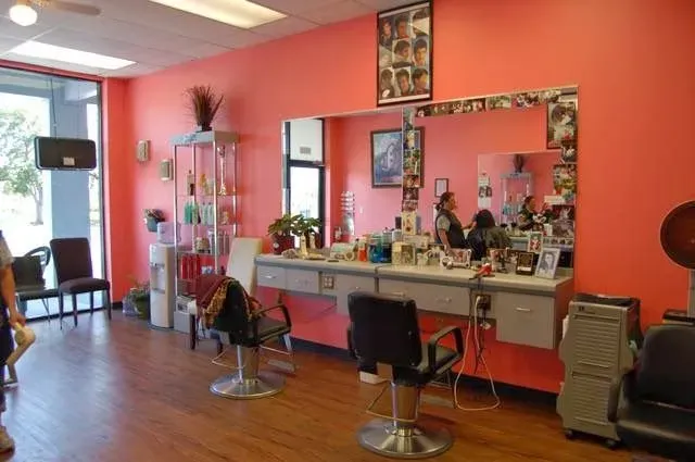 https://cdn.salonspotlight.com/photos/t2O0vy1Mw1XDoCcLye1e/2306e8cc-5d7e-4d05-a126-98d6c92da52c_720x720