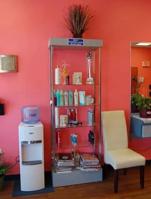 https://cdn.salonspotlight.com/photos/t2O0vy1Mw1XDoCcLye1e/998d4f6f-e997-4a3d-b668-9e251dc604f5_720x720