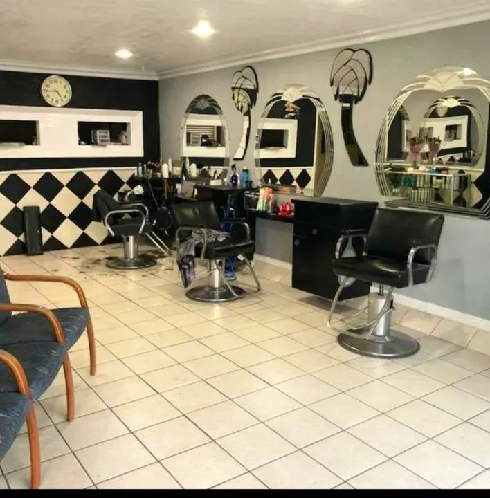 https://cdn.salonspotlight.com/photos/t4k46U2OOYuri93YOsrs/1d512b87-df24-47ee-bf3e-641a7a0c440c_720x720