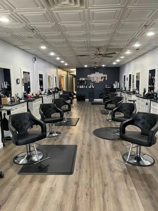 https://cdn.salonspotlight.com/photos/t7ZRch28l0h1aKzkGH4i/6dce95a6-5dd4-4573-a59b-5c0352cc7444_720x720