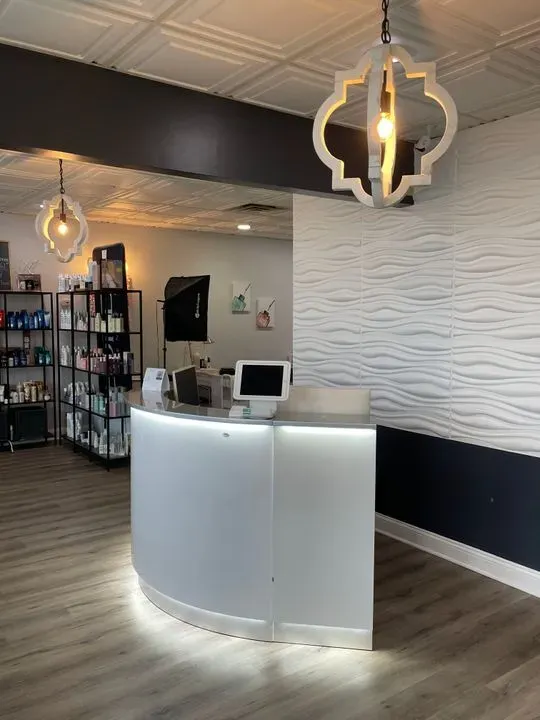 https://cdn.salonspotlight.com/photos/t7ZRch28l0h1aKzkGH4i/8fbf7623-6aa9-409a-b93b-795b9d163f29_720x720