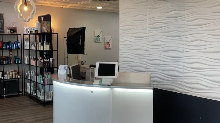https://cdn.salonspotlight.com/photos/t7ZRch28l0h1aKzkGH4i/d7166260-4647-4815-8f06-d50d08087ecc_720x720